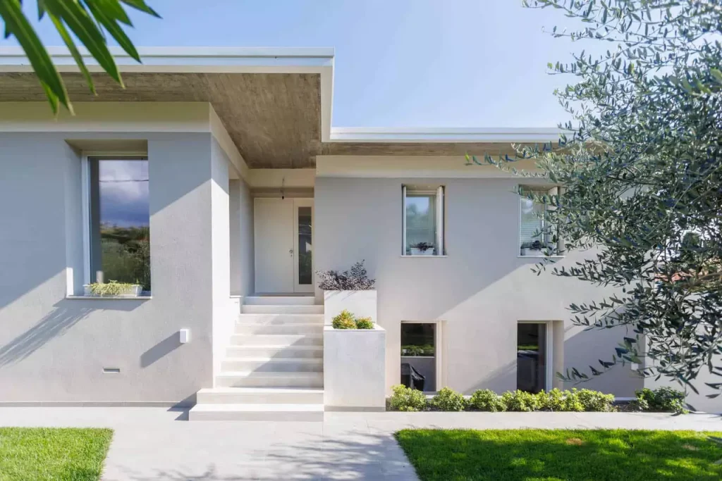 casa con piscina in città
